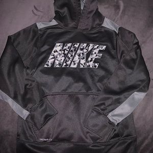 Boys Nike Therma-fit hoodie🖤